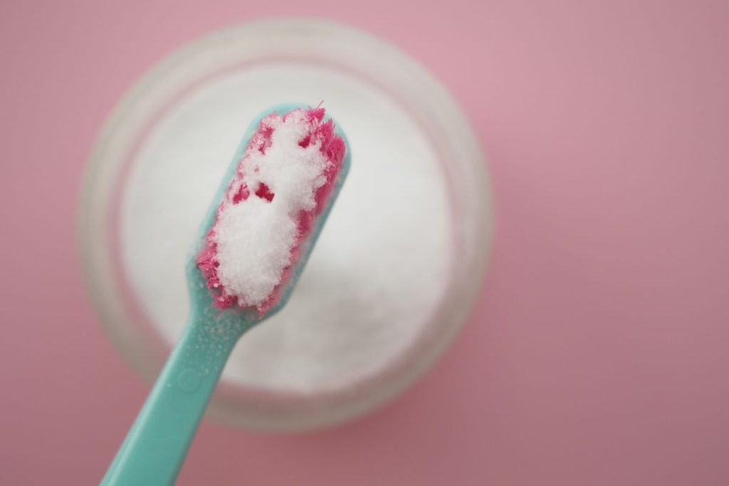 5 Trucos y remedios caseros para reducir el color amarillento de los dientes