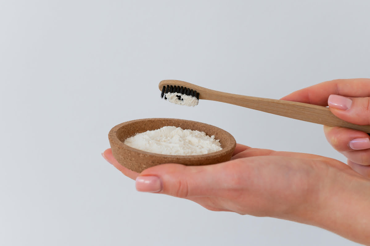 Blanquear dientes con bicarbonato: ¿Truco efectivo o peligro para tu esmalte?